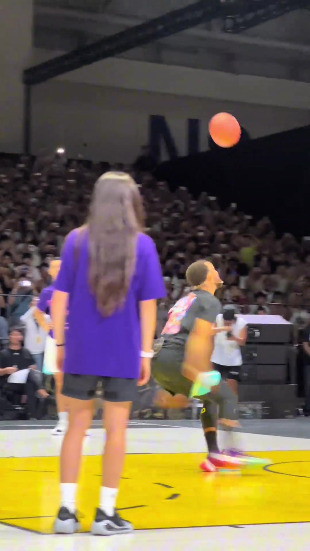 kaiyun-✈️金州拉文起飞!库里中国行献单臂左手劈扣!